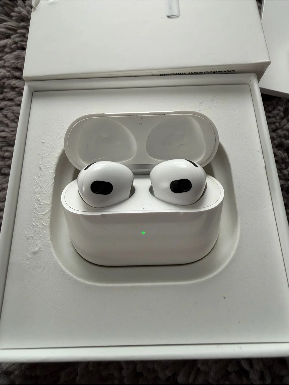 Apple White Wireless Earbuds with Charging Case